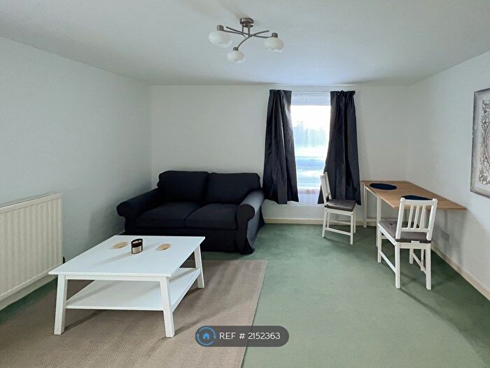 2 Bedroom Flat To Rent In Kingsknowe Place, Edinburgh, EH14