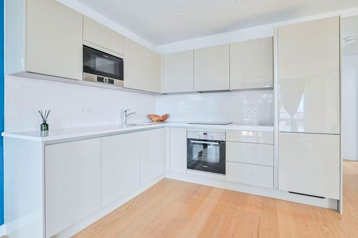 2 Bedroom Flat To Rent In Sayer Street, Elephant And Castle, London, SE17