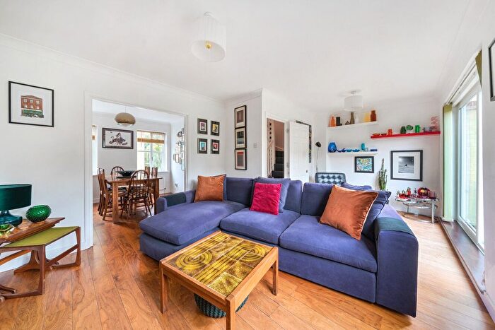 3 Bedroom Semi Detached House For Sale In Vestry Mews, Camberwell, London, SE5