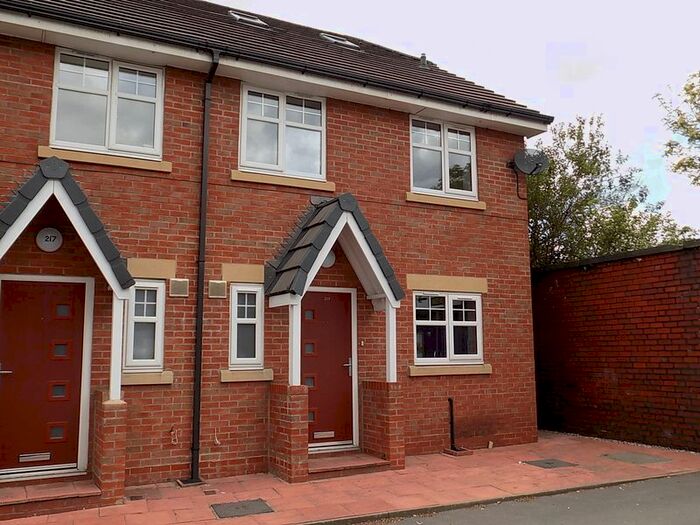 4 Bedroom Semi-Detached House To Rent In Bolton Road, Westhoughton, Bolton, BL5