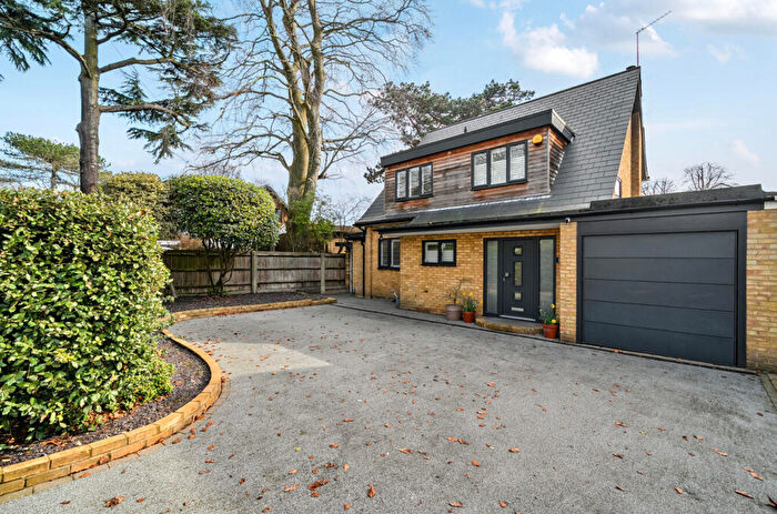 3 Bedroom Link Detached House For Sale In Hawthorne Road, Bromley, BR1