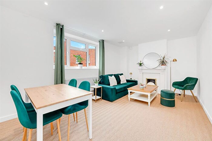 2 Bedroom Flat To Rent In Lakeside Road, London, W14