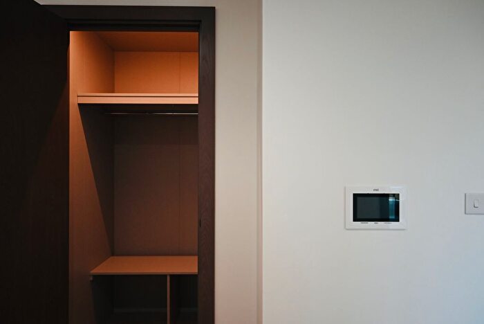 3 Bedroom Flat To Rent In Parrs Way, London, W6