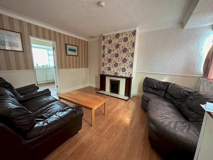 2 Bedroom Semi-Detached House To Rent In Lansbury Drive, Hayes, UB4