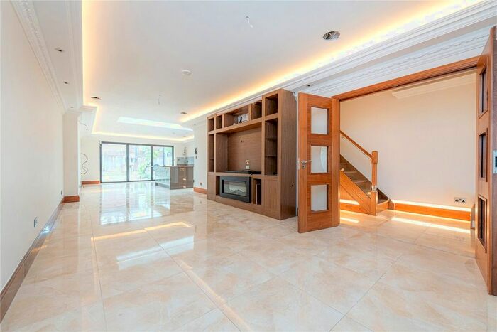 4 Bedroom Semi-Detached House To Rent In The Green, London, W3