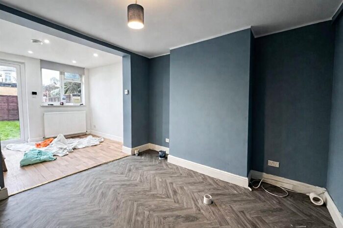 1 Bedroom Flat To Rent In Firs Lane, London, N13