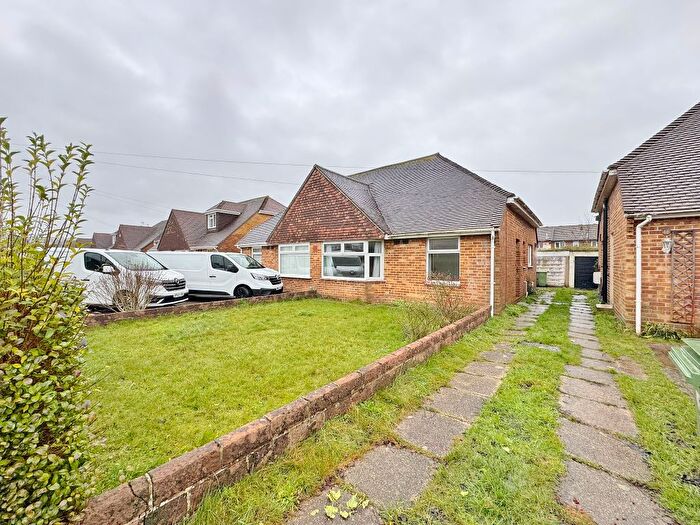 2 Bedroom Semi-detached Bungalow For Sale In Westlands Grove, Portchester, PO16