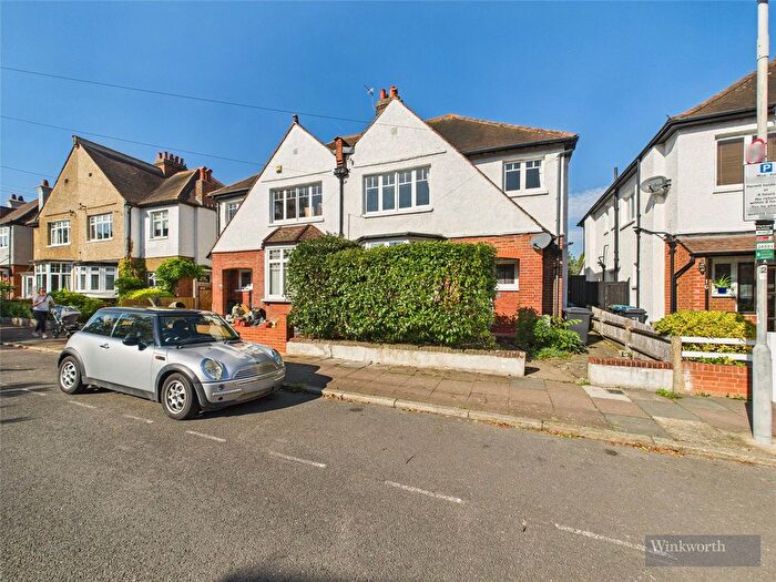 2 Bedroom Flat For Sale In Guilford Avenue, Surbiton, KT5