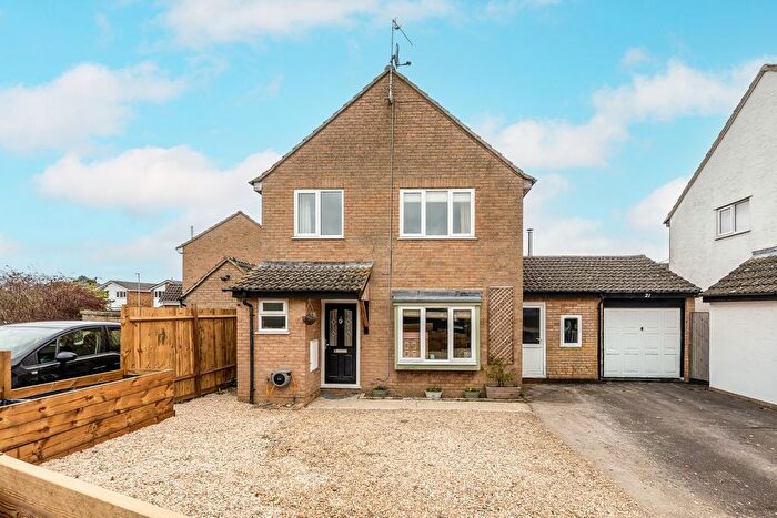 3 Bedroom Link Detached House For Sale In Foxcroft Drive, Carterton, Oxfordshire, OX18