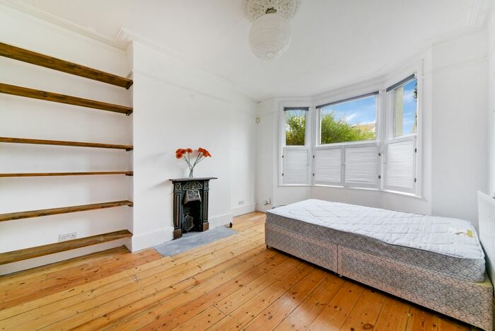 3 Bedroom Flat To Rent In Turney Road, London, SE21