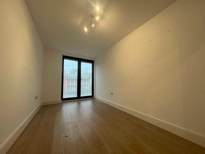 2 Bedroom Flat To Rent In Updown Hill, Windlesham, Surrey, GU20