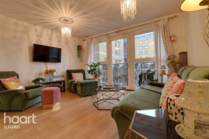 2 Bedroom Flat To Rent In Royal Crescent, Ilford, IG2