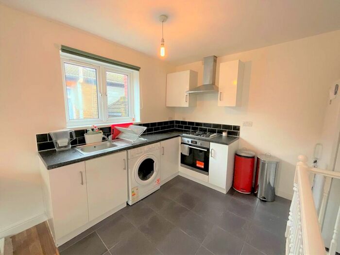 1 Bedroom Flat To Rent In Cedars Avenue, Walthamstow, London, E17