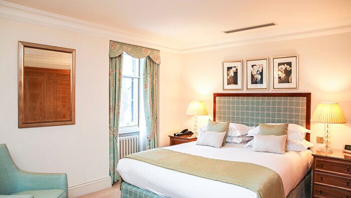 3 Bedroom Flat To Rent In Hyde Park Gate, London, SW7