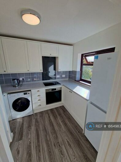 2 Bedroom Flat To Rent In Dunlin House, Liphook, GU30