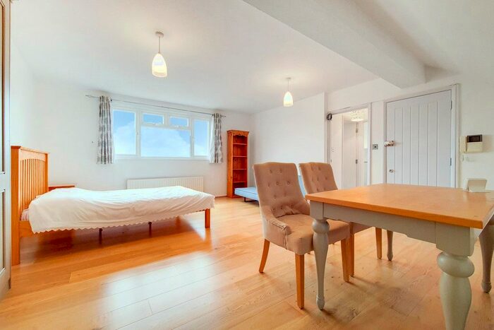 1 Bedroom Flat To Rent In Woodside, London, SW19