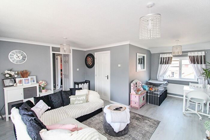 3 Bedroom Flat For Sale In Hyperion Court, Bewbush, Crawley, West Sussex., RH11