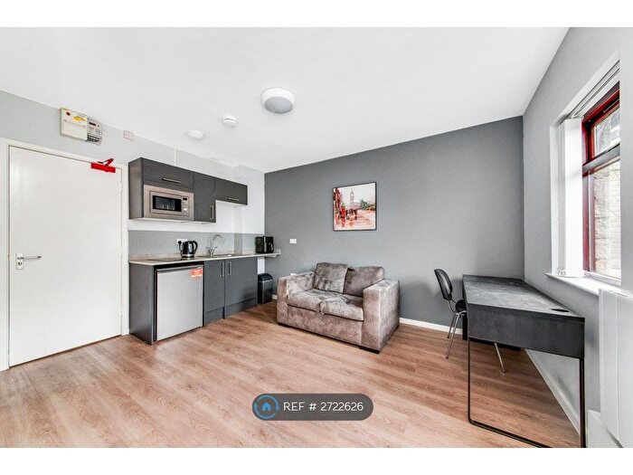 1 Bedroom Flat To Rent In Common Stile Road, Huddersfield, HD4