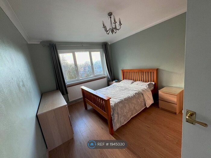 2 Bedroom Flat To Rent In Woodington Close, London, SE9