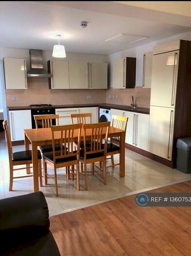 4 Bedroom Semi-Detached House To Rent In Broadoak Walk, Bristol, BS16