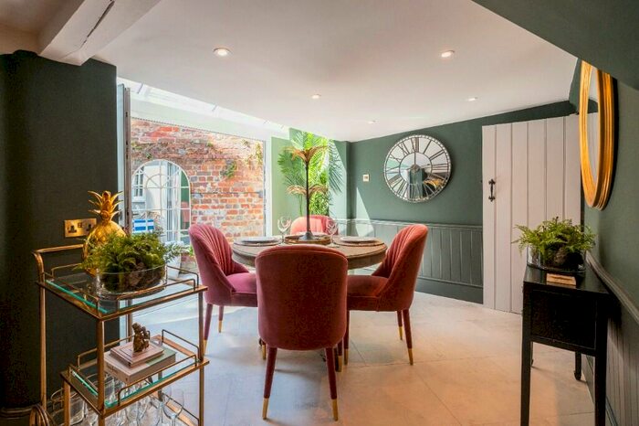 2 Bedroom Cottage To Rent In High Street, Marlow, Buckinghamshire, SL7