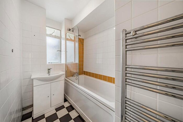 2 Bedroom Flat For Sale In Champion Hill, Camberwell, SE5