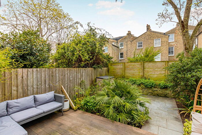 2 Bedroom Flat For Sale In Pyrland Road, Canonbury, London, N5