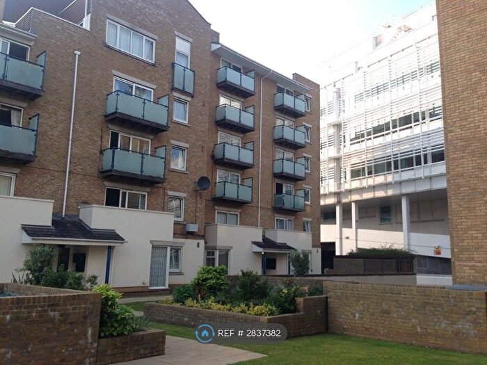 2 Bedroom Flat To Rent In Cascades Court, London, SW19