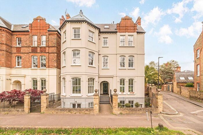 2 Bedroom Flat To Rent In Windmill Drive, London, SW4