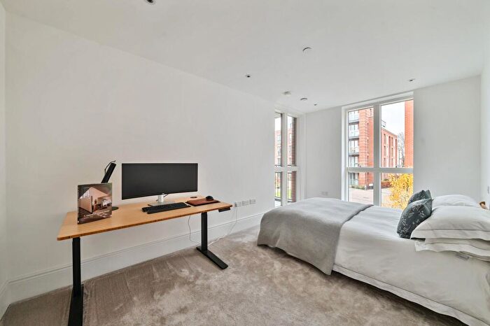 2 Bedroom Apartment To Rent In Fellowes Rise, Winchester, SO22