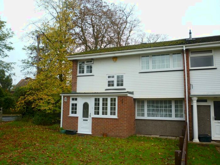 3 Bedroom House To Rent In Devonshire Green, Farnham Royal, Slough, SL2