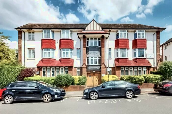 3 Bedroom Apartment To Rent In Golders Court, Woodstock Road, Golders Green, NW11
