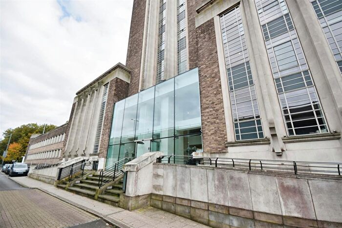 1 Bedroom Studio For Sale In Great West Road, Brentford, TW8