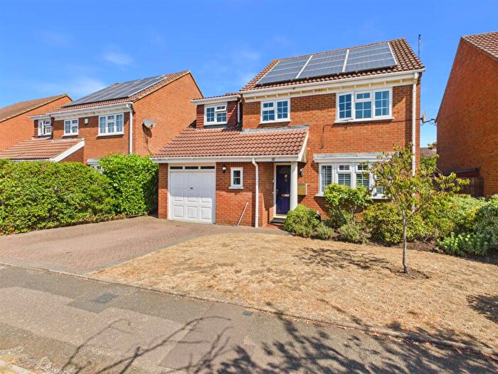 4 Bedroom Detached House For Sale In Severn Drive, Walton-On-Thames, KT12