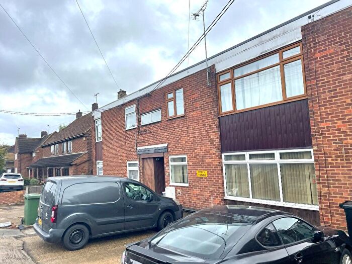 2 Bedroom Flat To Rent In Giffords Cross Road, Corringham, Essex, SS17