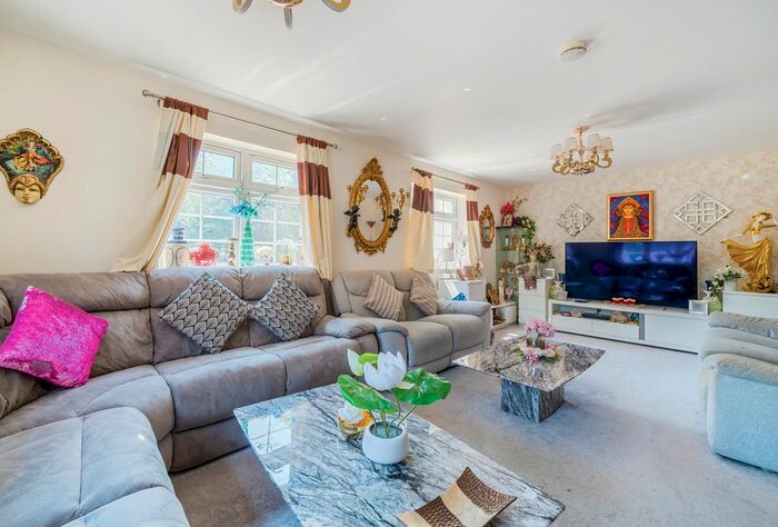 4 Bedroom Bungalow To Rent In Covey Road, Worcester Park, KT4