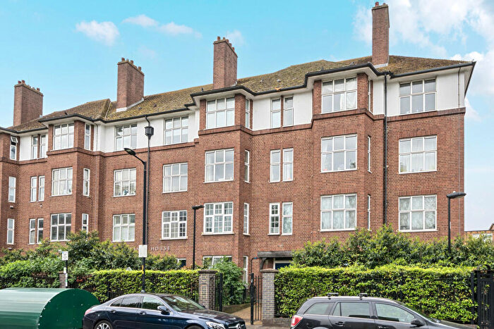 2 Bedroom Apartment For Sale In Denmark Road, London, SE5