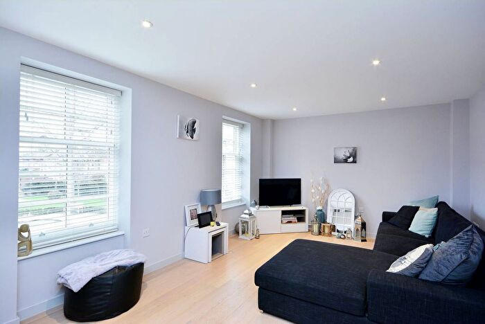2 Bedroom Flat To Rent In Ravenscourt Gardens, Ravenscourt Park, London, W6