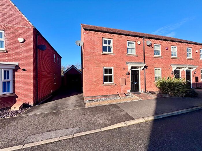 3 Bedroom Town House To Rent In Suffolk Way, Church Gresley, DE11