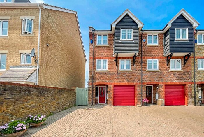 3 Bedroom End Of Terrace House To Rent In Silver Strand West, Eastbourne, BN23