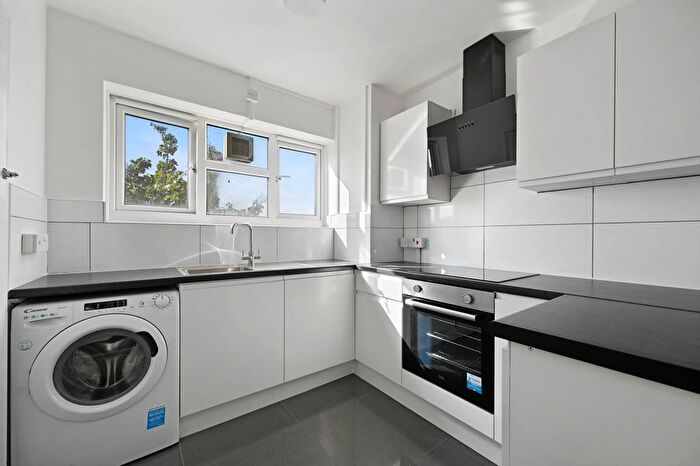 4 Bedroom Flat To Rent In Holmes Court, Paradise Road, London, SW4