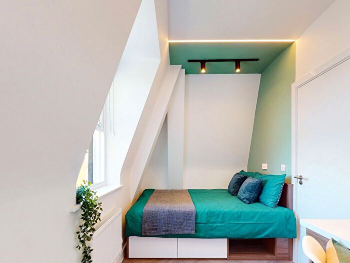 Studio To Rent In Harrow Road, London, W9