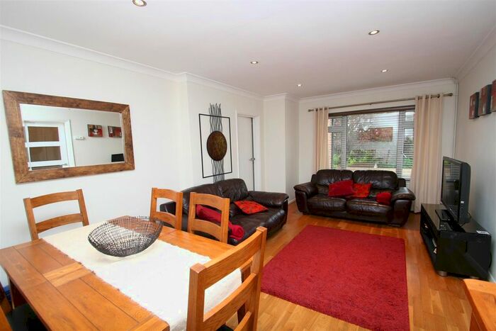 3 Bedroom Flat To Rent In Maple Road, Surbiton, KT6