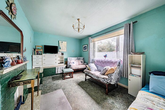 1 Bedroom Flat For Sale In Allington Avenue, London, N17