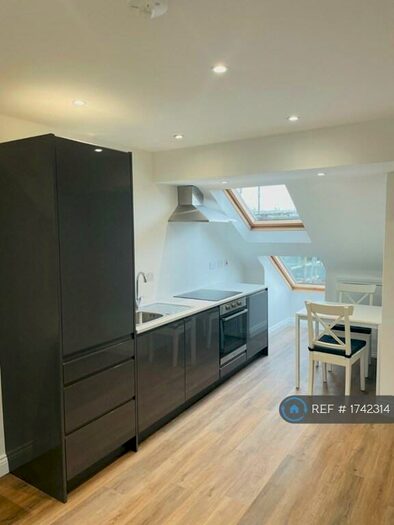 Studio To Rent In Friern Park, London, N12