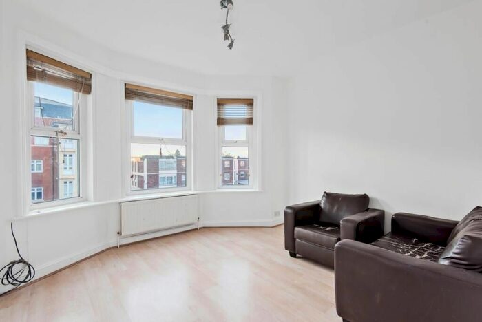 2 Bedroom Flat To Rent In High Road, North Finchley, London, N12