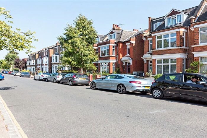 3 Bedroom Flat To Rent In Dyne Road, Kilburn, NW6