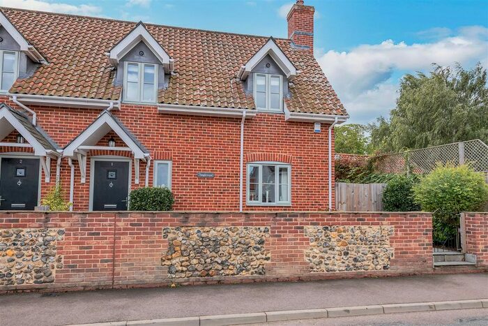 3 Bedroom Semi-Detached House For Sale In Rookery Drive, Norton, Bury St. Edmunds, IP31