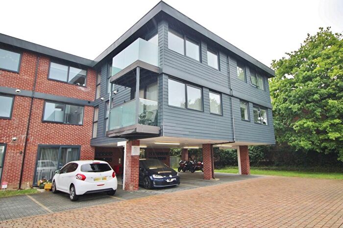 2 Bedroom Flat For Sale In Leigh Road, Havant, PO9