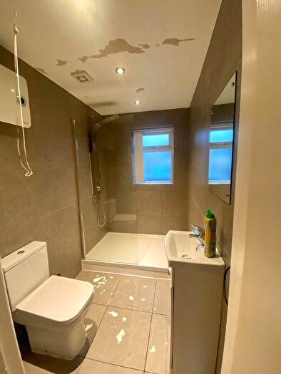 4 Bedroom Semi-Detached House To Rent In Branting Hill Avenue, Leicester, LE3